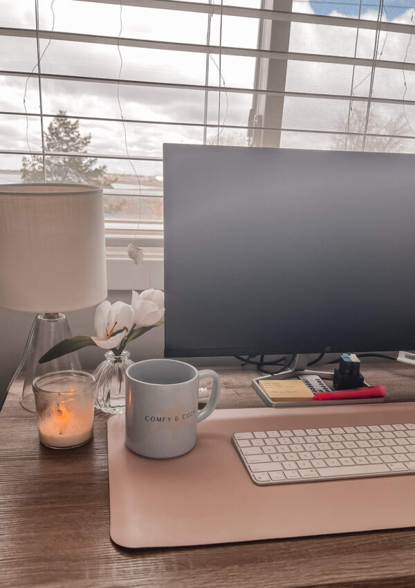 How To Create The Perfect Cozy Desk Set up