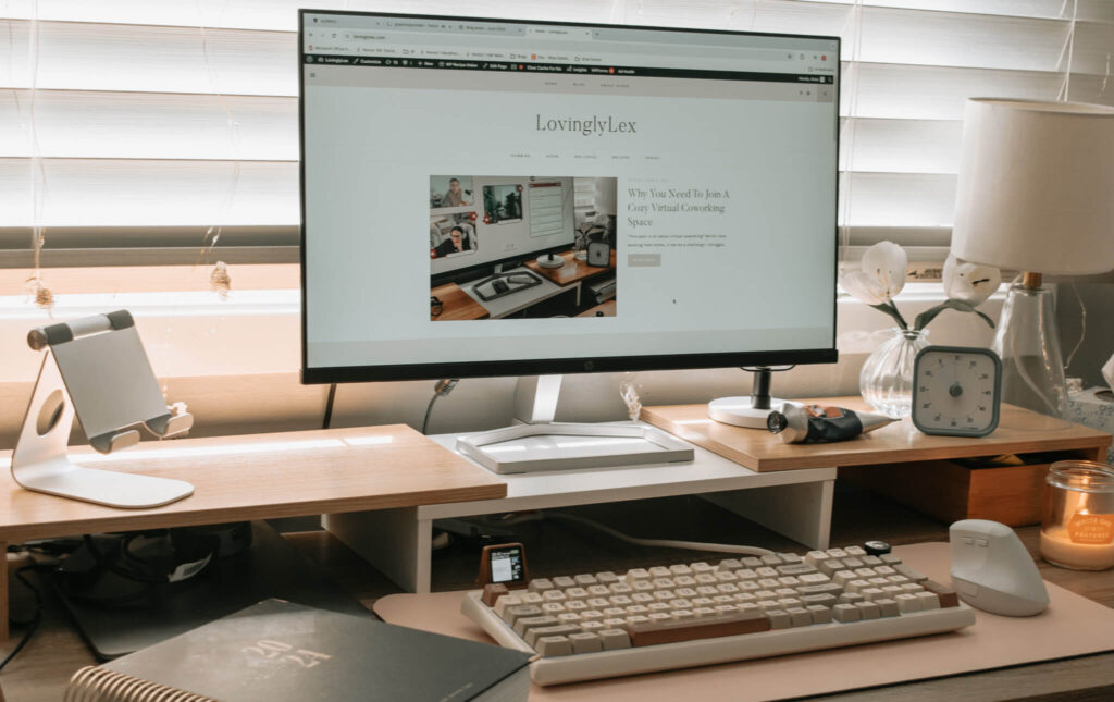 perfect cozy desk setup